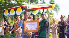 
Penyerahan piagam penetapan dari Menteri Hukum Republik Indonesia kepada Gubernur Kalimantan Tengah, Agustiar Sabran. (Foto: Dok Kanwil Kemenkum Kalteng)