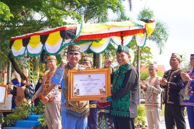 
Penyerahan piagam penetapan dari Menteri Hukum Republik Indonesia kepada Gubernur Kalimantan Tengah, Agustiar Sabran. (Foto: Dok Kanwil Kemenkum Kalteng)