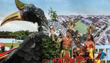 Peserta berdiri di atas mobil hias saat karnaval Festival Budaya Isen Mulang di Jalan Imam Bonjol, Palangka Raya, Kalimantan Tengah, Minggu (17/5/2026). (Foto: Antara/Auliya Rahman)