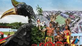 Peserta berdiri di atas mobil hias saat karnaval Festival Budaya Isen Mulang di Jalan Imam Bonjol, Palangka Raya, Kalimantan Tengah, Minggu (17/5/2026). (Foto: Antara/Auliya Rahman)