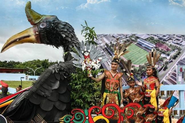 Peserta berdiri di atas mobil hias saat karnaval Festival Budaya Isen Mulang di Jalan Imam Bonjol, Palangka Raya, Kalimantan Tengah, Minggu (17/5/2026). (Foto: Antara/Auliya Rahman)
