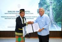 Kepala Otorita IKN menyerahkan Salinan Keputusan Kepala Otorita IKN Nomor 84 Tahun 2026 tentang Pengakuan dan Pelindungan Kearifan Lokal Masyarakat Adat Paser di Mentawir dalam Pelindungan dan Pengelolaan Lingkungan Hidup di IKN kepada Kepala Adat Paser Mentawir. (Foto: Humas OIKN)