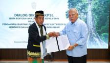 Kepala Otorita IKN menyerahkan Salinan Keputusan Kepala Otorita IKN Nomor 84 Tahun 2026 tentang Pengakuan dan Pelindungan Kearifan Lokal Masyarakat Adat Paser di Mentawir dalam Pelindungan dan Pengelolaan Lingkungan Hidup di IKN kepada Kepala Adat Paser Mentawir. (Foto: Humas OIKN)