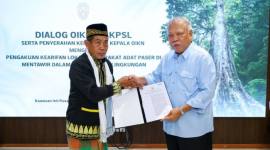 Kepala Otorita IKN menyerahkan Salinan Keputusan Kepala Otorita IKN Nomor 84 Tahun 2026 tentang Pengakuan dan Pelindungan Kearifan Lokal Masyarakat Adat Paser di Mentawir dalam Pelindungan dan Pengelolaan Lingkungan Hidup di IKN kepada Kepala Adat Paser Mentawir. (Foto: Humas OIKN)