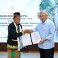 Kepala Otorita IKN menyerahkan Salinan Keputusan Kepala Otorita IKN Nomor 84 Tahun 2026 tentang Pengakuan dan Pelindungan Kearifan Lokal Masyarakat Adat Paser di Mentawir dalam Pelindungan dan Pengelolaan Lingkungan Hidup di IKN kepada Kepala Adat Paser Mentawir. (Foto: Humas OIKN)