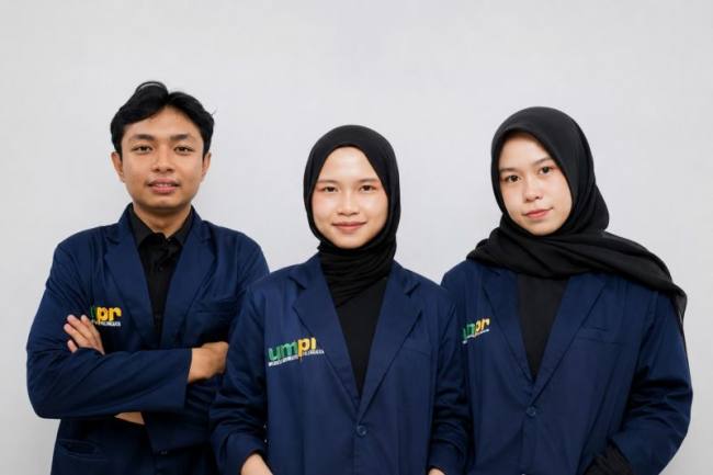 Tim mahasiswa FK UMPR peraih kategori poster terinformatif Ajang Nasional PALIAFEST 2026. (Foto: Dok UMPR)