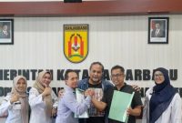 Suasana haru mewarnai proses mediasi sengketa PHK di Banjarbaru saat salah satu pihak memeluk penasihat hukum Robert Hendra Sulu di Kantor Dinas Koperasi, Usaha Mikro, dan Tenaga Kerja Kota Banjarbaru, Selasa (29/4/2026 (SuarIndonesia/Ist)