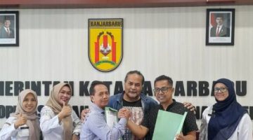 Suasana haru mewarnai proses mediasi sengketa PHK di Banjarbaru saat salah satu pihak memeluk penasihat hukum Robert Hendra Sulu di Kantor Dinas Koperasi, Usaha Mikro, dan Tenaga Kerja Kota Banjarbaru, Selasa (29/4/2026 (SuarIndonesia/Ist)