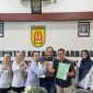 Suasana haru mewarnai proses mediasi sengketa PHK di Banjarbaru saat salah satu pihak memeluk penasihat hukum Robert Hendra Sulu di Kantor Dinas Koperasi, Usaha Mikro, dan Tenaga Kerja Kota Banjarbaru, Selasa (29/4/2026 (SuarIndonesia/Ist)