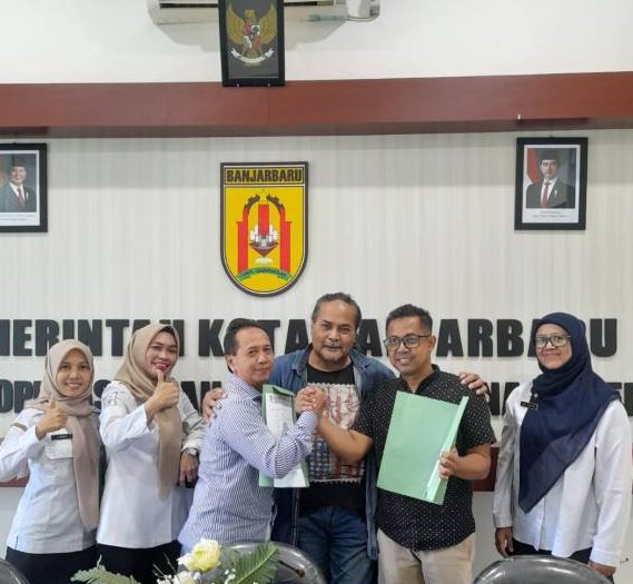 Suasana haru mewarnai proses mediasi sengketa PHK di Banjarbaru saat salah satu pihak memeluk penasihat hukum Robert Hendra Sulu di Kantor Dinas Koperasi, Usaha Mikro, dan Tenaga Kerja Kota Banjarbaru, Selasa (29/4/2026 (SuarIndonesia/Ist)