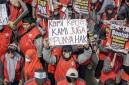 Sejumlah buruh yang tergabung dalam Gabungan Serikat Pekerja Manufaktur Independen Indonesia (GSPMII) membawa poster saat aksi unjuk rasa di kawasan Patung Kuda Monas, Jakarta, Jumat (1/5/2026). Aksi dalam rangka memperingati hari buruh internasional tersebut menuntut tentang penghapusan upah murah dan penghapusan outsorcing. (Foto: Antara/Salma Talita)