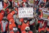 Sejumlah buruh yang tergabung dalam Gabungan Serikat Pekerja Manufaktur Independen Indonesia (GSPMII) membawa poster saat aksi unjuk rasa di kawasan Patung Kuda Monas, Jakarta, Jumat (1/5/2026). Aksi dalam rangka memperingati hari buruh internasional tersebut menuntut tentang penghapusan upah murah dan penghapusan outsorcing. (Foto: Antara/Salma Talita)