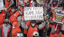 Sejumlah buruh yang tergabung dalam Gabungan Serikat Pekerja Manufaktur Independen Indonesia (GSPMII) membawa poster saat aksi unjuk rasa di kawasan Patung Kuda Monas, Jakarta, Jumat (1/5/2026). Aksi dalam rangka memperingati hari buruh internasional tersebut menuntut tentang penghapusan upah murah dan penghapusan outsorcing. (Foto: Antara/Salma Talita)