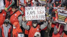 Sejumlah buruh yang tergabung dalam Gabungan Serikat Pekerja Manufaktur Independen Indonesia (GSPMII) membawa poster saat aksi unjuk rasa di kawasan Patung Kuda Monas, Jakarta, Jumat (1/5/2026). Aksi dalam rangka memperingati hari buruh internasional tersebut menuntut tentang penghapusan upah murah dan penghapusan outsorcing. (Foto: Antara/Salma Talita)