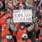 Sejumlah buruh yang tergabung dalam Gabungan Serikat Pekerja Manufaktur Independen Indonesia (GSPMII) membawa poster saat aksi unjuk rasa di kawasan Patung Kuda Monas, Jakarta, Jumat (1/5/2026). Aksi dalam rangka memperingati hari buruh internasional tersebut menuntut tentang penghapusan upah murah dan penghapusan outsorcing. (Foto: Antara/Salma Talita)