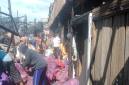 Para pedagang bawang dan sembako di Pasar Baru Banjarmasin Tengah, hanya bisa menatap kesedihan kiosnya terbakar dan ambruk Senin  i (4/5/2026) dinihari. (SuarIndonesia/DO)