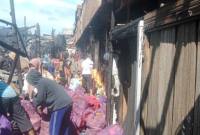 Para pedagang bawang dan sembako di Pasar Baru Banjarmasin Tengah, hanya bisa menatap kesedihan kiosnya terbakar dan ambruk Senin  i (4/5/2026) dinihari. (SuarIndonesia/DO)