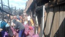 Para pedagang bawang dan sembako di Pasar Baru Banjarmasin Tengah, hanya bisa menatap kesedihan kiosnya terbakar dan ambruk Senin  i (4/5/2026) dinihari. (SuarIndonesia/DO)