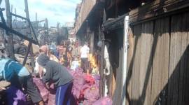 Para pedagang bawang dan sembako di Pasar Baru Banjarmasin Tengah, hanya bisa menatap kesedihan kiosnya terbakar dan ambruk Senin  i (4/5/2026) dinihari. (SuarIndonesia/DO)