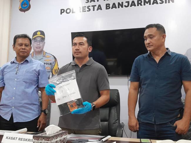 Kasat Reskrim Polresta Banjarmasin, Kompol Eru Alsepa didampangi Kanit PPA Ipda Partogi Hutahean, saat Press Rilis, Selasa (5/5/2026). (SuarIndonesia/YI)