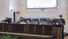 Keputusan diambil dalam rapat paripurna yang digelar Selasa (5/5/2026). Persetujuan dituangkan dalam Keputusan DPRD Kalsel Nomor 8 Tahun 2026. (SuarIndonesia/HM)