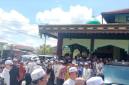 Ribuan jemaah dan para ulama ikut salat-kan serta hantarkan memberangkatkan jenazah totok ulama, KH Husin Naparin Lc, yang  wafat, Rabu (6/5/2026) pagi sekitar pukul 08.30 WITA. (SuarIndonesia/DO)