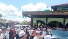 Ribuan jemaah dan para ulama ikut salat-kan serta hantarkan memberangkatkan jenazah totok ulama, KH Husin Naparin Lc, yang  wafat, Rabu (6/5/2026) pagi sekitar pukul 08.30 WITA. (SuarIndonesia/DO)