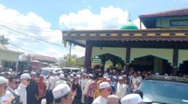Ribuan jemaah dan para ulama ikut salat-kan serta hantarkan memberangkatkan jenazah totok ulama, KH Husin Naparin Lc, yang  wafat, Rabu (6/5/2026) pagi sekitar pukul 08.30 WITA. (SuarIndonesia/DO)