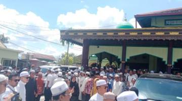 Ribuan jemaah dan para ulama ikut salat-kan serta hantarkan memberangkatkan jenazah totok ulama, KH Husin Naparin Lc, yang  wafat, Rabu (6/5/2026) pagi sekitar pukul 08.30 WITA. (SuarIndonesia/DO)