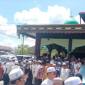 Ribuan jemaah dan para ulama ikut salat-kan serta hantarkan memberangkatkan jenazah totok ulama, KH Husin Naparin Lc, yang  wafat, Rabu (6/5/2026) pagi sekitar pukul 08.30 WITA. (SuarIndonesia/DO)