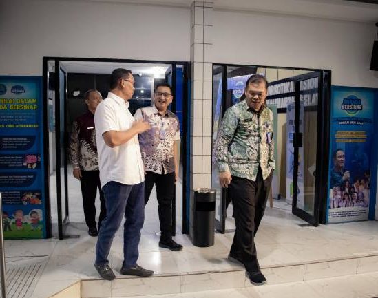 H. Endang Agustina, SE, MH  (kanan) didampingi Kepala BNNP Kalsel, Brigjen Pol Asep Taufik  (kanan), Selasa (5/5/2026) sore./ (SuarIndonesia/Ist)