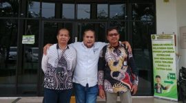 Robert Hendra Sulu SH. MH (tengah) dan rekan
