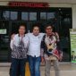 Robert Hendra Sulu SH. MH (tengah) dan rekan
