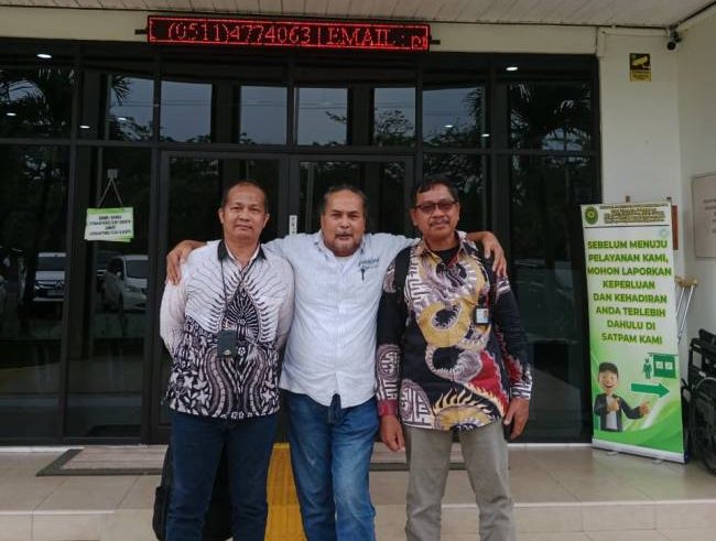 Robert Hendra Sulu SH. MH (tengah) dan rekan