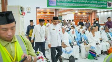 KEBERANGKATAN Jemaah Haji Kloter 11 asal HSU, Begini Pesan H Supian HK saat Pelepasan