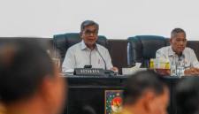 Ketua Komisi Pemberantasan Korupsi Setyo Budiyanto (kiri) bersama Wakil Ketua KPK Ibnu Basuki Widodo dalam acara Peluncuran Panduan dan Bahan Ajar Pendidikan Antikorupsi, di Gedung Kementerian Dalam Negeri, Jakarta, Senin (11/5/2026). (Foto: KPK)
