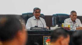 Ketua Komisi Pemberantasan Korupsi Setyo Budiyanto (kiri) bersama Wakil Ketua KPK Ibnu Basuki Widodo dalam acara Peluncuran Panduan dan Bahan Ajar Pendidikan Antikorupsi, di Gedung Kementerian Dalam Negeri, Jakarta, Senin (11/5/2026). (Foto: KPK)