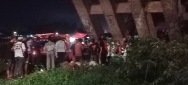Riyan (29), nekat menceburkan diri dari atas Jembatan Basirih Banjarmasin. Barat, Senin (11/5/2026) malam, sekitar pukul 20.00 WITA (SuarIndonesia/DO)