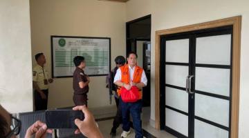 TANGAN TERBORGOL, Eks Pejabat Kejari HSU Digiring ke Ruang Persidangan Tipikor Banjarmasin