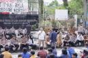 Aksi massa di depan Gedung DPRD Kalsel, Selasa (12/5/2026) (SuarIndonesia/Ist)