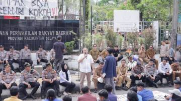 Aksi massa di depan Gedung DPRD Kalsel, Selasa (12/5/2026) (SuarIndonesia/Ist)