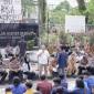 Aksi massa di depan Gedung DPRD Kalsel, Selasa (12/5/2026) (SuarIndonesia/Ist)