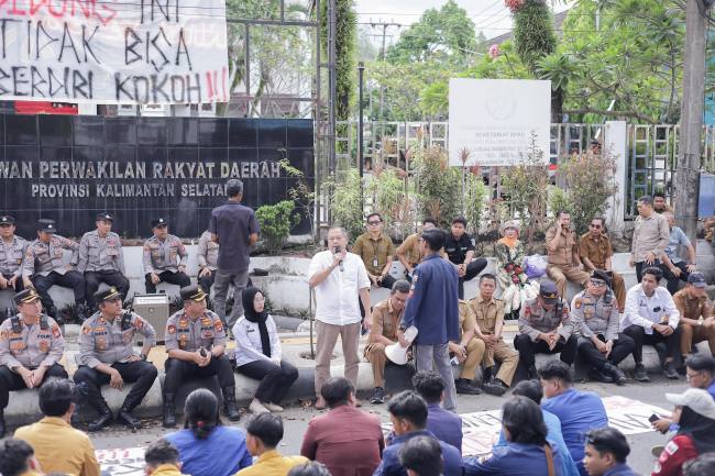 Aksi massa di depan Gedung DPRD Kalsel, Selasa (12/5/2026) (SuarIndonesia/Ist)