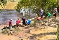 Warga mengevakuasi korban tambang emas ilegal di Kabupaten Sijunjung, Sumatera Barat, Kamis (14/5/2026). (Foto: Istimewa)