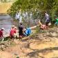 Warga mengevakuasi korban tambang emas ilegal di Kabupaten Sijunjung, Sumatera Barat, Kamis (14/5/2026). (Foto: Istimewa)