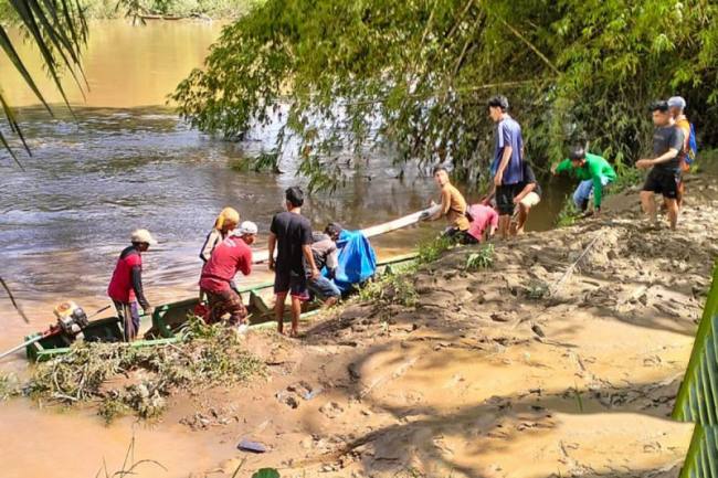 Warga mengevakuasi korban tambang emas ilegal di Kabupaten Sijunjung, Sumatera Barat, Kamis (14/5/2026). (Foto: Istimewa)