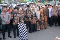 Ketua DPRD Balangan, Lindawati,turut serta melepas keberangkatan jemaah calon haji, Kamis (14/5/2026) (SuarIndonesia/Adv)