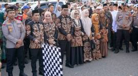 Ketua DPRD Balangan, Lindawati,turut serta melepas keberangkatan jemaah calon haji, Kamis (14/5/2026) (SuarIndonesia/Adv)