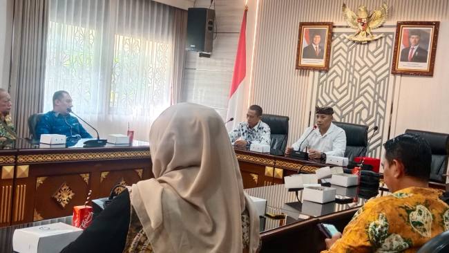 Kunjungan studi komparasi Setwan DPRD Kalsel ke DPRD Provinsi Bali tidak hanya membahas kemitraan media, tetapi juga menjadi sarana mendalami pelestarian budaya lokal. Dalam pertemuanberlangsung Kamis (21/5/2026) (SuarIndonesia/Ist)