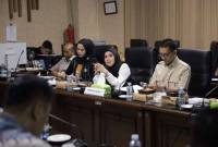 Rapat evaluasi dan perencanaan lanjutan pengelolaan transportasi publik yang digelar di Ruang Rapat Komisi III DPRD Kalsel, Kamis (21/5/2026). (SuarIndonesia/Ist)